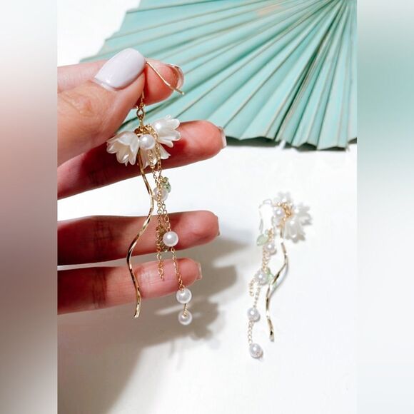 White flower pearl drop earrings S63 - Picture 3 of 3